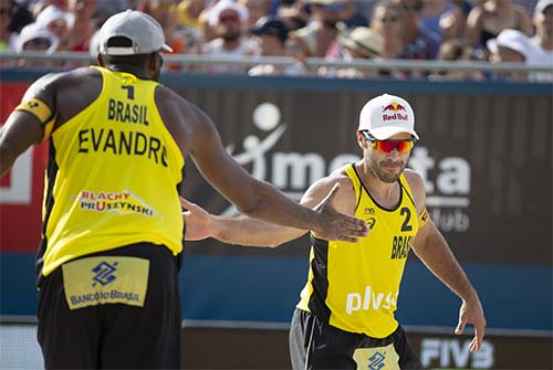 Evandro e Bruno Schmidt miram Mundial de vôlei de praia / Foto: Divulgação/FIVB